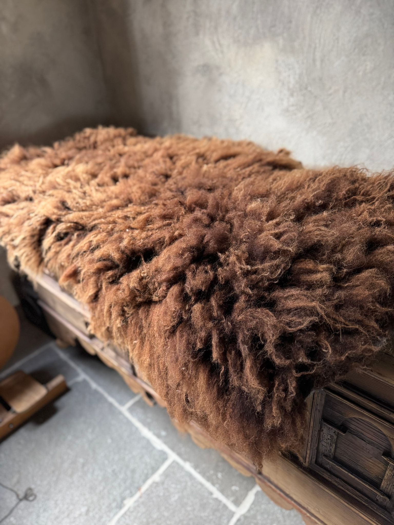 Heerlijk zachte dikke kastanjebruine vacht om onder weg te kruipen - Afbeelding 3