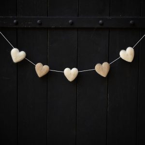 DIY Pakket – Hartjesslinger met 7 wollen hartjes