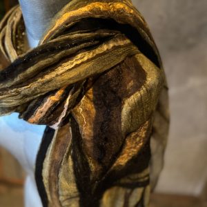 olijfroen gouden sjaal zijden sjaal handwerk woolart wearable art kerstkado uniek kunst kado moeder moederdag gift present mode trouwkleding ceciliahof