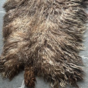 Bruin-drentje-woonkleed-tapijt-decoratievevacht-vacht-viltvacht-schapenvacht-diervriendelijk-
