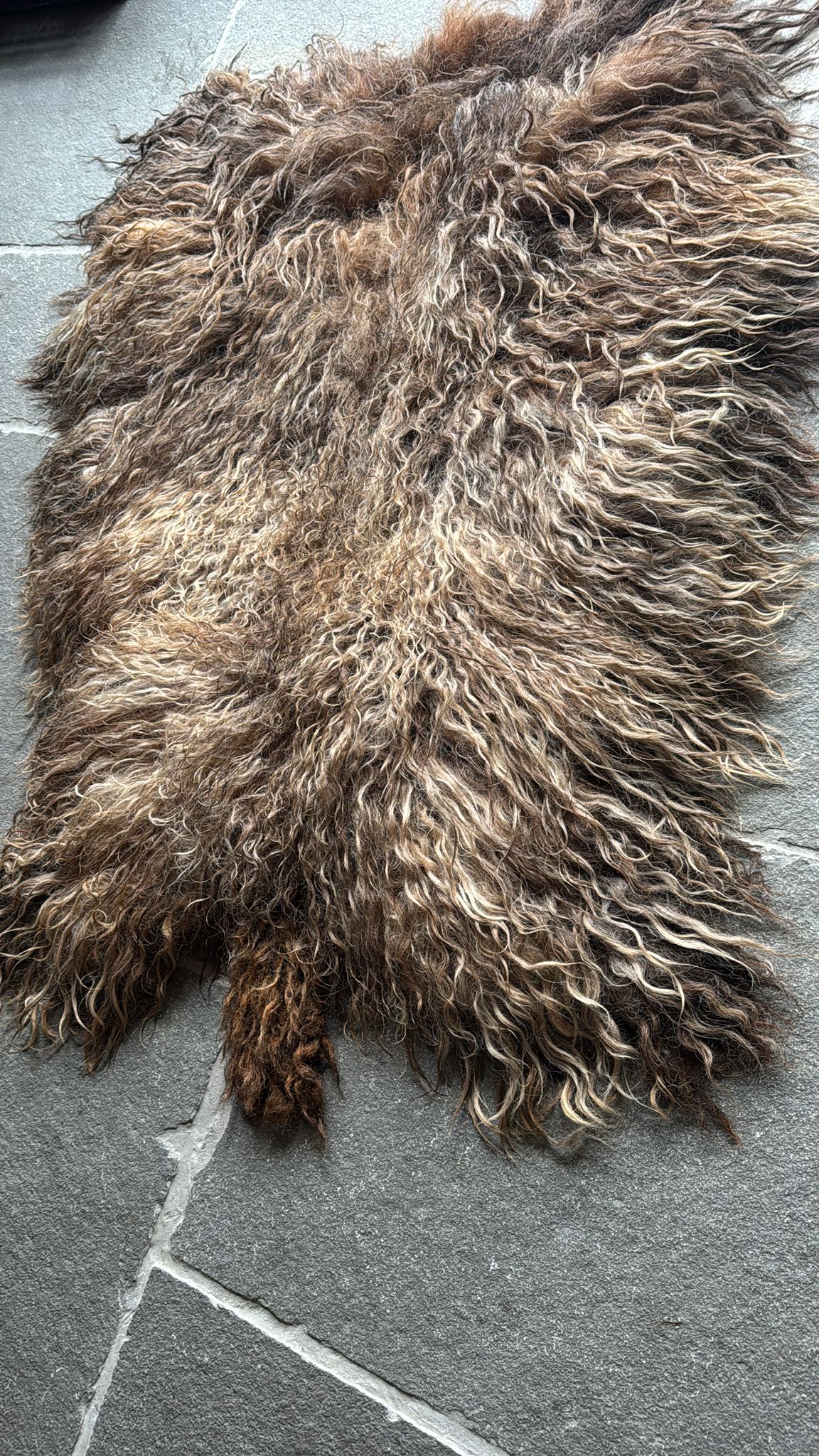Bruin-drentje-woonkleed-tapijt-decoratievevacht-vacht-viltvacht-schapenvacht-diervriendelijk-