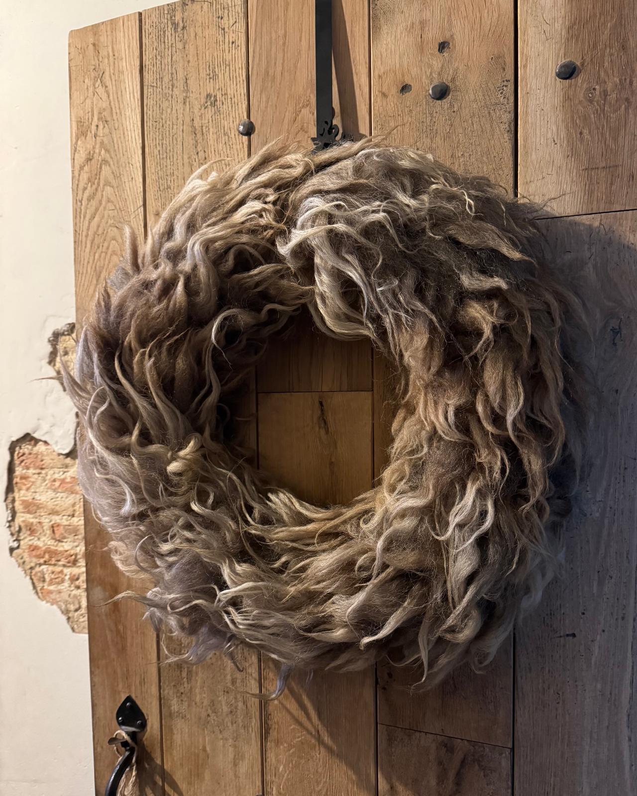 Krans-wolkrans-workshop-stoer-en-sober-landelijk-wonen-vtwonen-sfeer-kerstkrans-kerst