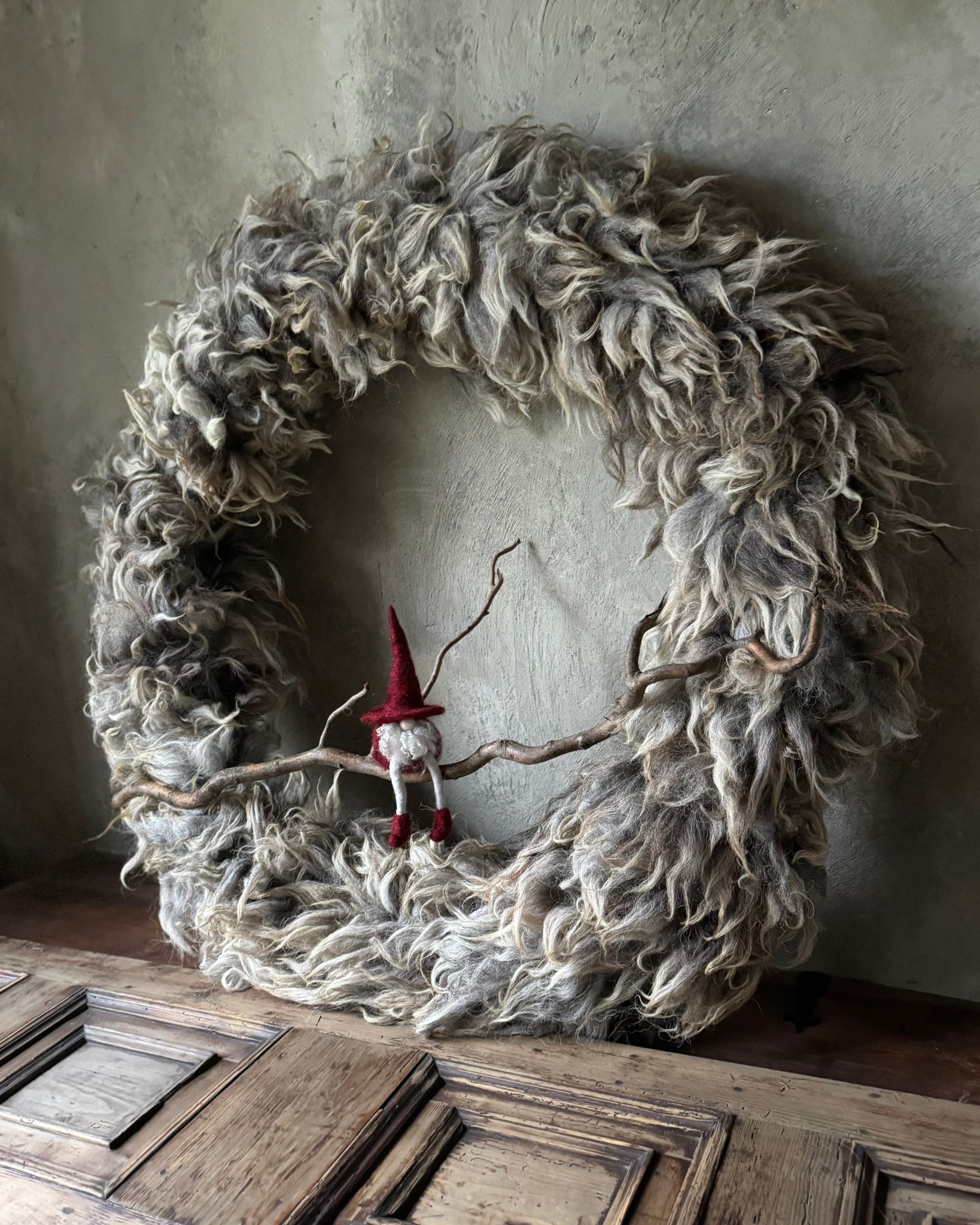 Wiebeltje de Kerstgnome zitten op een tak in de XXXL Wolkrans schoonebeeker