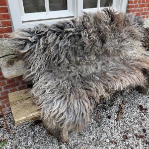 Grizzly-schoonebeeker-heideschaap-sprei-beddengoed-Vachtvilten-viltvachtje-drentsheideschaap-drents-Heideschaap-viltvacht-diervriendelijk-ecovachtje-kleed-workshops-ceciliahof-landleven-boerderij-schapen-wol-vilten-breien-spinnen-ambachten-oudeambachten-middeleeuwen-nostalgie-vintage-hobby-creatief-kunst
