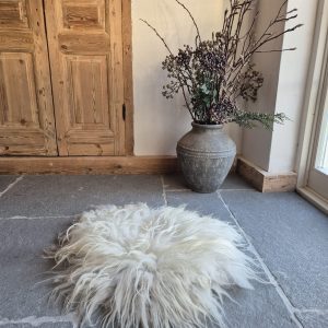 Viltvachtje-Amy-zachtevacht-schapenvacht-schapenvachtje-handwerk-ambacht-vachtvilten-Vachtvilten-viltvachtje-drentsheideschaap-drents-Heideschaap-viltvacht-diervriendelijk-ecovachtje-kleed-workshops-ceciliahof-landleven-boerderij-schapen-wol-vilten-breien-spinnen-ambachten-oudeambachten-middeleeuwen-nostalgie-vintage-hobby-creatief-kunst